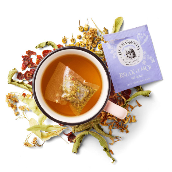 Sachet de tisane relax et moi dans une tasse avec plantes séchées sans arômes ajoutés