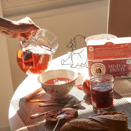 Mêlée de fruit, une tisane fruits rouges sans arômes ajoutés à la jolie couleur rouge dans la tasse