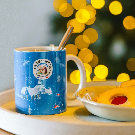 Mug de noel pour infusions et thés, bleu marine à décor de village de montagne de noel blanc et rouge avec petites marmottes