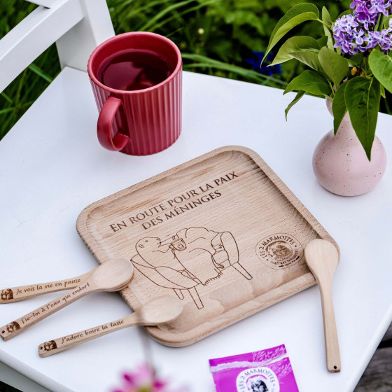 Petit plateau en bois gravé illustré d'une marmotte rigolote, idée cadeau pour fans de thé Petit plateau en bois gravé illustré d'une marmotte rigolote, idée cadeau pour fans de thé