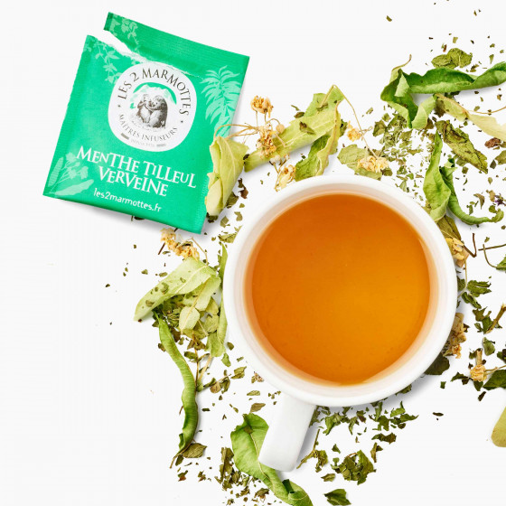 Infusion Menthe Tilleul verveine les 2 marmottes : tasse avec sachet vert