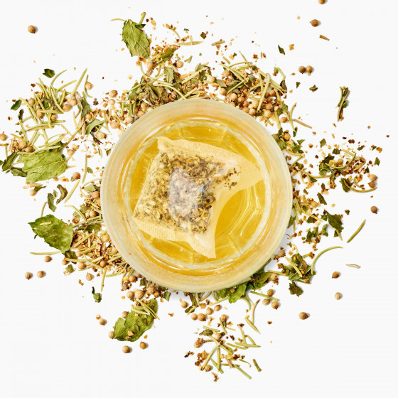 Tasse contenant une tisane 100% plantes : menthe douce, romarin et citron vert