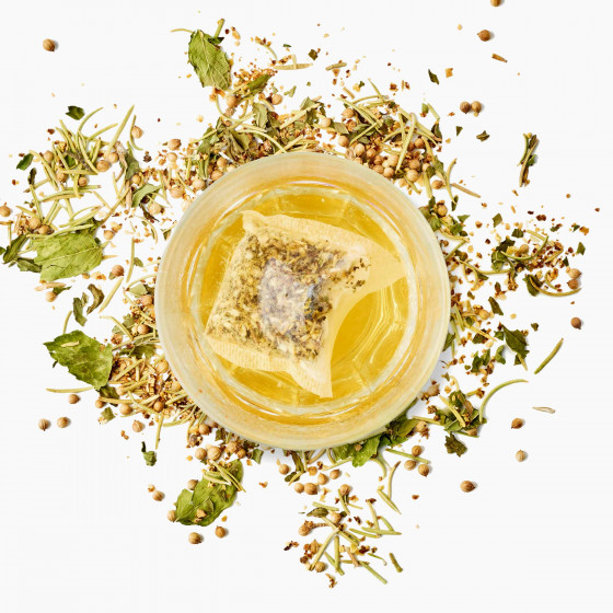 Tasse contenant une tisane 100% plantes : menthe douce, romarin et citron vert Tasse contenant une tisane 100% plantes : menthe douce, romarin et citron vert