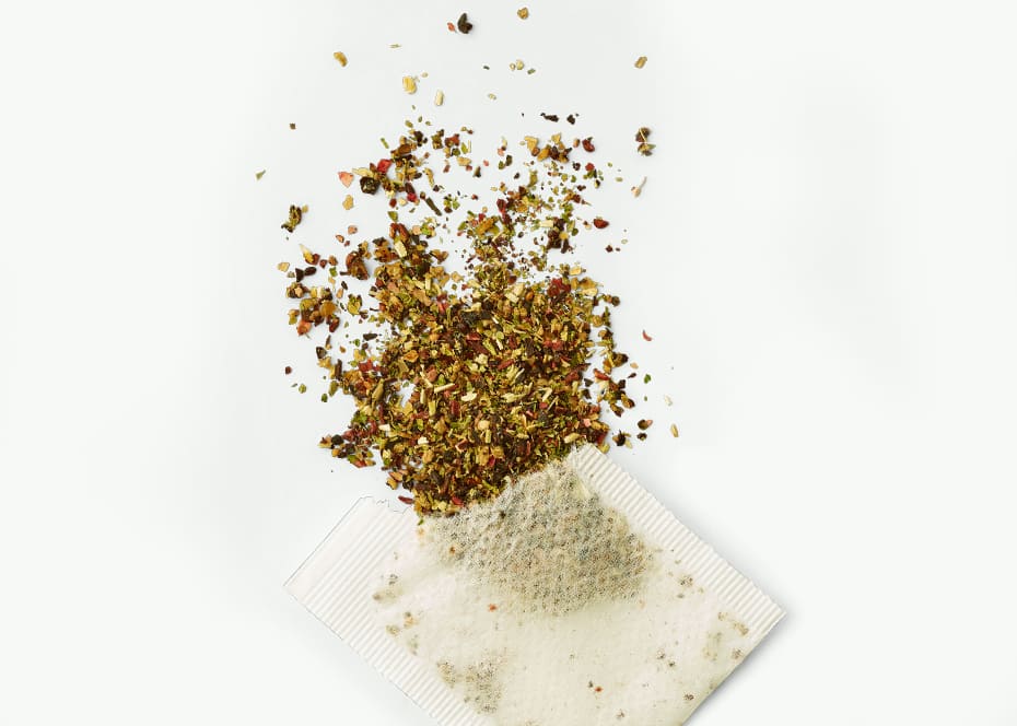 Sachet d'infusion ouvert avec extrait de feuilles de cassis
