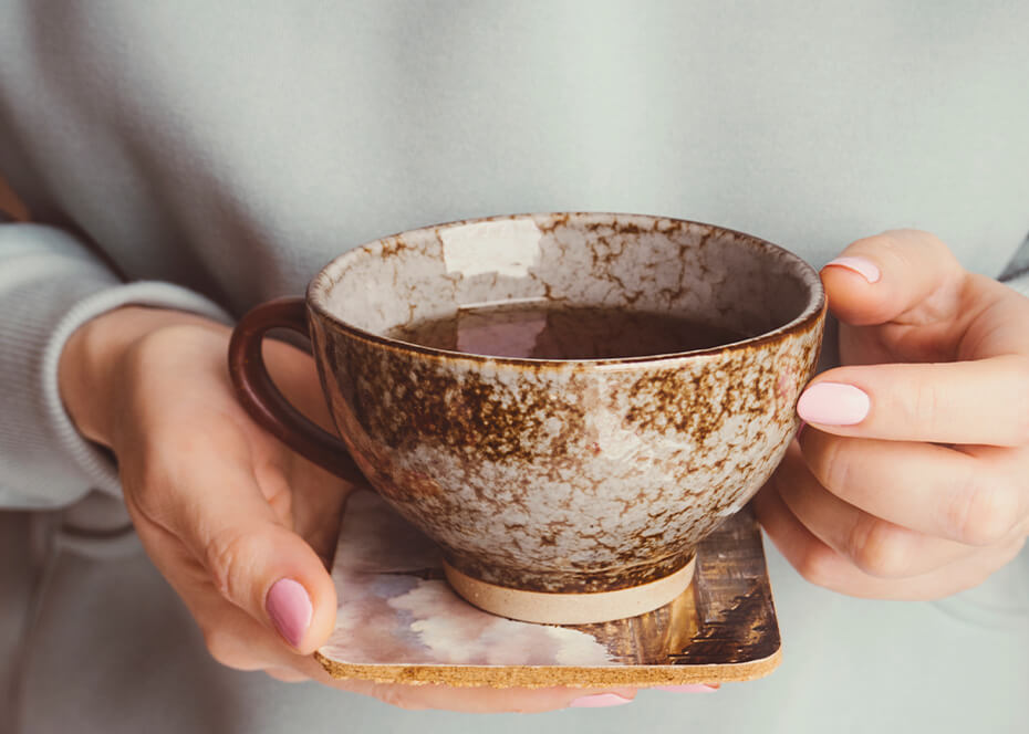 Tasse de tisane aux feuilles de vigne rouge